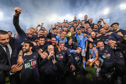 Napoli, Italia - 23 maggio 2025: Il Napoli festeggia la vittoria dello Scudetto dopo aver vinto contro il Cagliari. (Foto di SSC NAPOLI/SSC NAPOLI via Getty Images) Napoli-Cagliari, statistiche e precedenti tra le due squadre di Serie A- immagine 2