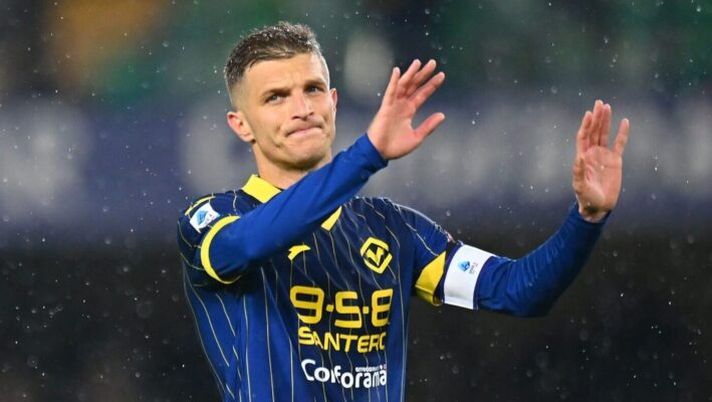 VERONA, ITALY - DECEMBER 08: Darko Lazovic of Hellas Verona and Paweł Dawidowicz of Hellas Verona during the Serie A match between Verona and Empoli at Stadio Marcantonio Bentegodi on December 08, 2024 in Verona, Italy. (Photo by Alessandro Sabattini/Getty Images) Verona, la probabile formazione con Lazovic e Suslov: cosa filtra sul centrocampo - immagine 1