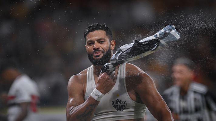 Battute, risate e… ammonizione: la scena surreale tra Hulk e l’arbitro Ostojich in Copa Sudamericana - immagine 1