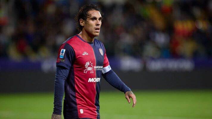 PARMA, ITALY - SEPTEMBER 30: Nicolas Viola of Cagliari Calcio looks on during the Serie A match between Parma and Cagliari at Stadio Ennio Tardini on September 30, 2024 in Parma, Italy. (Photo by Emmanuele Ciancaglini/Getty Images) Cagliari, tutti i dubbi verso il Verona: da Viola, Luvumbo e Gaetano a Pavoletti e Coman - immagine 1