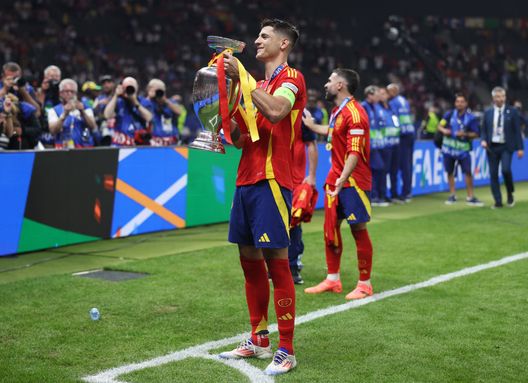 Berlino, Germania - 14 luglio 2024: Álvaro Morata col trofeo dell'Europeo. (Foto di Lars Baron/Getty Images) UFFICIALE – Álvaro Morata è del Como: addio a Milan e Galatasaray- immagine 3