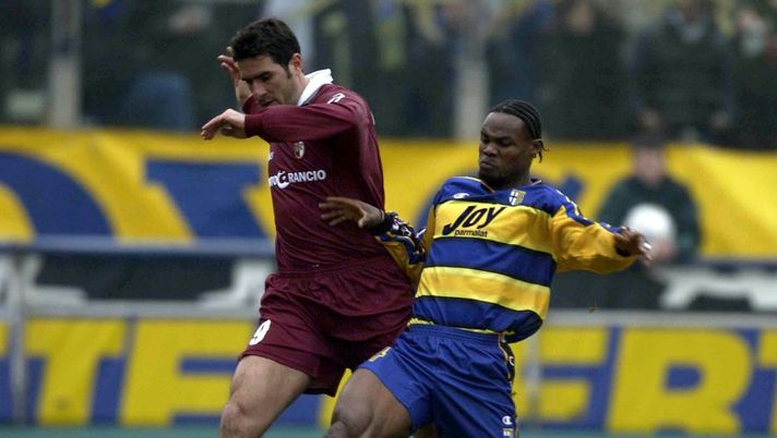 Cristiano Lucarelli in azione con la maglia del Torino durante la sfida del 2002 contro il Parma Parma-Torino, 17 febbraio 2002