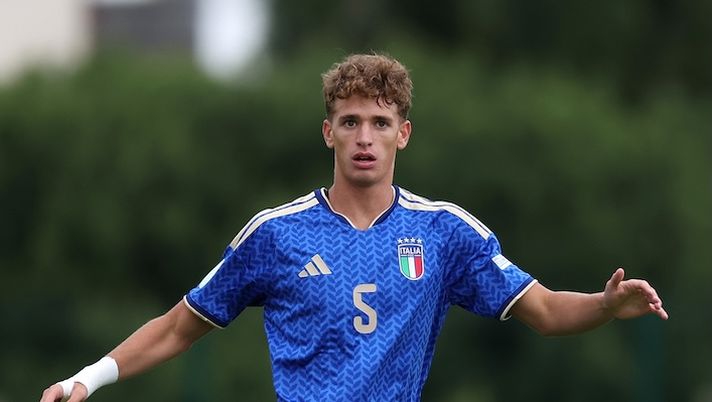 CAERNARFON, WALES - JUNE 29: Andrea Natali of Italy looks on during the UEFA European Under-19 Championship 2026 match between Italy and Serbia on June 29, 2026 in Caernarfon, Wales. (Photo by Jess Hornby/Getty Images) Occhio al classe 2008 Andrea Natali: due squadre di Serie A in corsa per il gioiello del Bayer Leverkusen - immagine 1