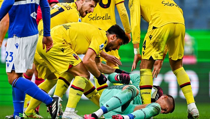 GENOA, ITALY - FEBRUARY 18: Lukasz Skorupski of Bologna (2nd from R) gets celebrated by his team-mates after saving a penalty kick taken by Abdelhamid Sabiri of Sampdoria during the Serie A match between UC Sampdoria and Bologna FC at Stadio Luigi Ferraris on February 18, 2023 in Genoa, Italy. (Photo by Simone Arveda/Getty Images) Corriere dello Sport – Skorupski serra la porta: niente supera il muro bolognese - immagine 1