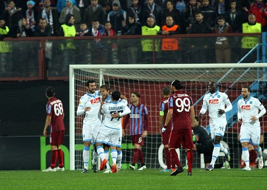 Henrique Adriano Buss del Napoli, esulta con i compagni di squadra dopo aver segnato un gol il 19 febbraio 2015 durante la partita di andata dei sedicesimi di finale di UEFA Europa League, Trabzonspor-Napoli, allo stadio Avni Aker di Trabzon Galatasaray-Cagliari: tutti i precedenti fra squadre italiane e turche- immagine 4