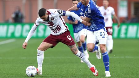 COMO, ITALY - APRIL 13: Antonio Sanabria of Torino FC competes for the ball with Mergim Vojvoda of Como 1907 during the Serie A match between Como 1907 and Torino FC at Stadio G. Sinigaglia on April 13, 2025 in Como, Italy. (Photo by Marco Luzzani/Getty Images)