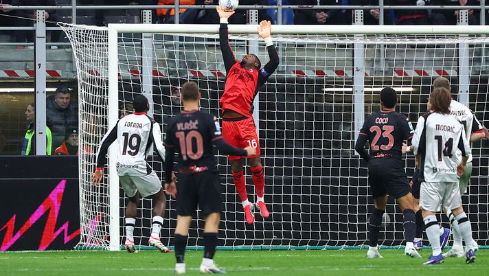 MILAN, ITALY - MARCH 21: Mike Maignan of AC Milan saves the ball during the Serie A match between AC Milan and Torino FC at Giuseppe Meazza Stadium on March 21, 2026 in Milan, Italy. (Photo by Giuseppe Cottini/AC Milan via Getty Images) Milan-Torino, il confronto tattico della partita di ieri tra le due squadre - immagine 1