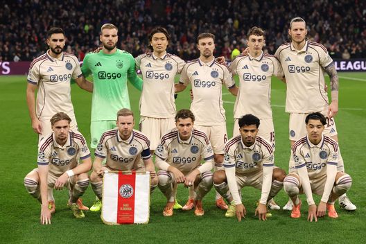 AMSTERDAM, PAESI BASSI - 25 NOVEMBRE: I giocatori dell'AFC Ajax posano per una foto prima della partita della Fase a Gironi MD5 della UEFA Champions League 2025/26 tra AFC Ajax e SL Benfica presso il Johan Cruijff Arena il 25 novembre 2025 ad Amsterdam, Paesi Bassi. (Foto di Dean Mouhtaropoulos/Getty Images) ajax