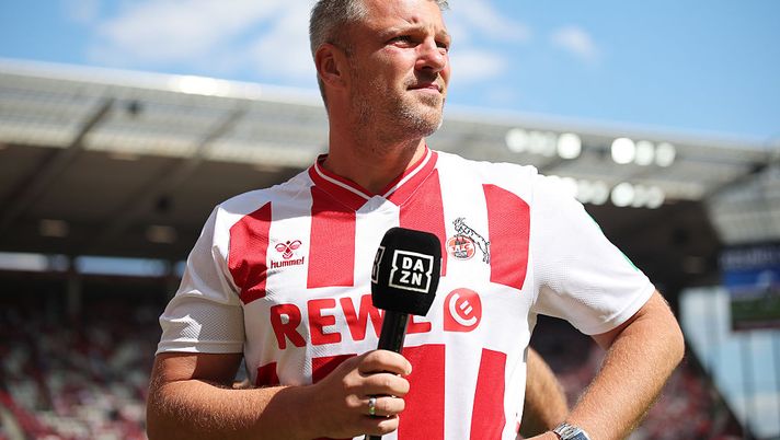 Il tecnico del Colonia Kwasniok con la maglia del club: “Volevo sembrare snello” - immagine 1
