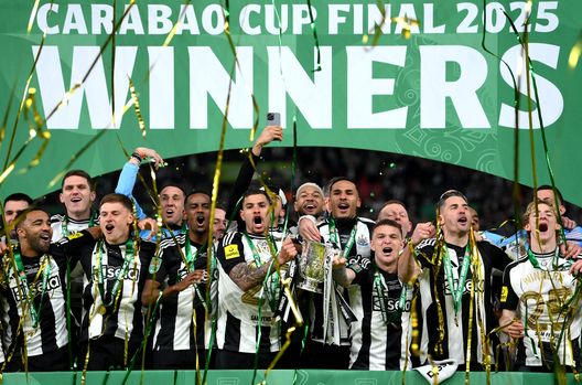 LONDRA, INGHILTERRA - 16 MARZO: Bruno Guimaraes e Kieran Trippier del Newcastle United sollevano il trofeo della Carabao Cup dopo la vittoria della loro squadra nella finale della Carabao Cup tra Liverpool e Newcastle United allo stadio di Wembley il 16 marzo 2025 a Londra, Inghilterra. (Foto di Justin Setterfield/Getty Images) Newcastle-Chelsea, sfida Champions: l’andamento dei club in campionato- immagine 3
