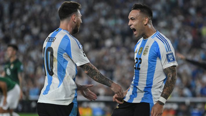 Un'immagine di Lautaro Martinez che esulta insieme a Lionel Messi durante la sfida fra Argentina e Bolivia (Photo by Marcelo Endelli/Getty Images) argentina lautaro