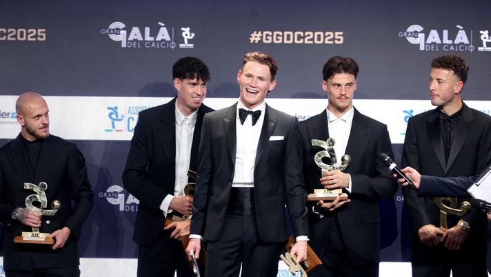 MILAN, ITALY - DECEMBER 01: Scott McTominay of SSC Napoli receives the award as Best Player of Season 24-25 during Gran Galà Del Calcio AlC 2025 on December 01, 2025 in Milan, Italy. (Photo by Sara Cavallini/Getty Images) McTominay MVP Serie A, spuntano le reazioni dei compagni di squadra LA FOTO - immagine 1