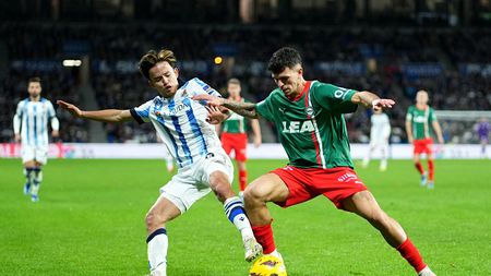 SAN SEBASTIAN, SPAIN - JANUARY 02: Takefusa Kubo of Real Sociedad and Javi Lopez of Deportivo Alaves battle for possession during the LaLiga EA Sports match between Real Sociedad and Deportivo Alaves at Reale Arena on January 02, 2024 in San Sebastian, Spain. (Photo by Juan Manuel Serrano Arce/Getty Images)