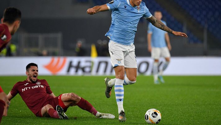ROME, ITALY - NOVEMBER 28: Joaquin Correa of SS Lazio compete for the ball with Andrei Burca of CFR Cluj during the UEFA Europa League group E match between Lazio Roma and CFR Cluj at Stadio Olimpico on November 28, 2019 in Rome, Italy. (Photo by Marco Rosi/Getty Images) Mercato Lazio, offerto Correa: la posizione della società - immagine 1
