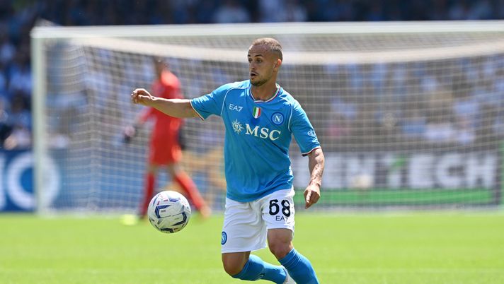 NAPLES, ITALY - APRIL 14: Stanislav Lobotka of SSC Napoli during the Serie A TIM match between SSC Napoli and Frosinone Calcio at Stadio Diego Armando Maradona on April 14, 2024 in Naples, Italy. (Photo by Francesco Pecoraro/Getty Images) (Photo by Francesco Pecoraro/Getty Images) Lobotka, si allontana l’opzione Barcellona per il regista slovacco: il motivo - immagine 1