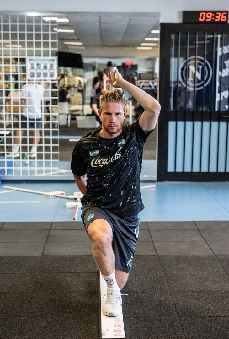 Dopo aver trascorso ieri la prima giornata napoletana, quest'oggi De Bruyne si è presentato a Castel Volturno per iniziare la nuova avventura col Napoli.