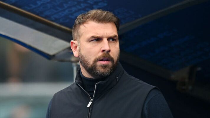VERONA, ITALY - FEBRUARY 23: Paolo Zanetti, Head Coach of Hellas Verona, looks on prior to the Serie A match between Verona and Fiorentina at Stadio Marcantonio Bentegodi on February 23, 2025 in Verona, Italy. (Photo by Alessandro Sabattini/Getty Images) Zanetti: “Le ultime sui rientri di Tengstedt e Serdar! Tutti bene ma cito questi tre giocatori” - immagine 1
