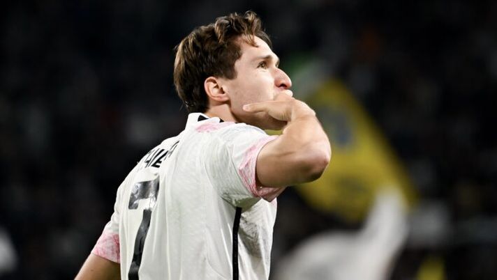 TURIN, ITALY - APRIL 02: Federico Chiesa of Juventus celebrates after scoring his team's first goal during the Coppa Italia Semi-final match between Juventus and SS Lazio at Allianz Stadium on April 02, 2024 in Turin, Italy. (Photo by Daniele Badolato - Juventus FC/Juventus FC via Getty Images) Romano: “Barcellona, contattato l’agente di Chiesa: ancora nessuna offerta alla Juve” - immagine 1
