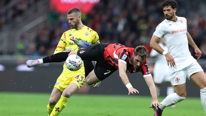 MILAN, ITALY - APRIL 05: Santiago Gimenez of AC Milan and David De Gea of Fiorentina compete for the ball during the Serie match between Milan and Fiorentina at Stadio Giuseppe Meazza on April 05, 2025 in Milan, Italy. (Photo by Claudio Villa/AC Milan via Getty Images) Gimenez Abraham