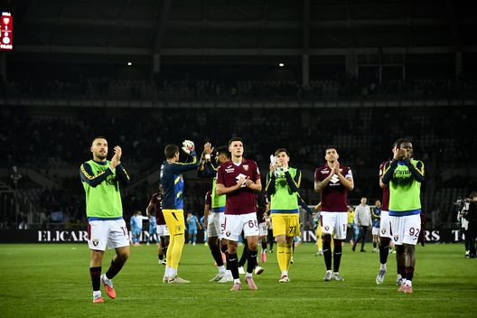 TURIN, ITALY - OCTOBER 19: Gvidas Gineitis of Torino FC, Nikola Vlasic of Torino FC, Alieu Njie of Torino FC, Guillermo Maripan of Torino FC celebrates a victory for 1-0 against SSC Napoli during the Serie A match between Torino FC and SSC Napoli at Stadio Olimpico Grande Torino on October 19, 2025 in Turin, Italy. (Photo by Stefano Guidi - Torino FC/Torino FC 1906 via Getty Images)