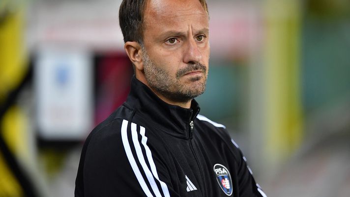 TURIN, ITALY - SEPTEMBER 25: Pisa head coach Alberto Gilardino looks on during the Coppa Italia match between Torino and Pisa at Stadio Olimpico on September 25, 2025 in Turin, Italy. (Photo by Valerio Pennicino/Getty Images) Pisa, Gilardino verso il Bologna: “Niente alibi, voglio continuità e sacrificio”- immagine 2