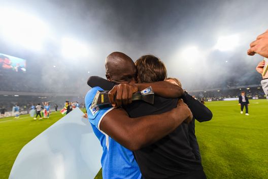 NAPLES, ITALY - MAY 23: Lukaku and Conte celebrates the Serie A title victory at Stadio Diego Armando Maradona on May 23, 2025 in Naples, Italy. (Photo by SSC NAPOLI/SSC NAPOLI via Getty Images)