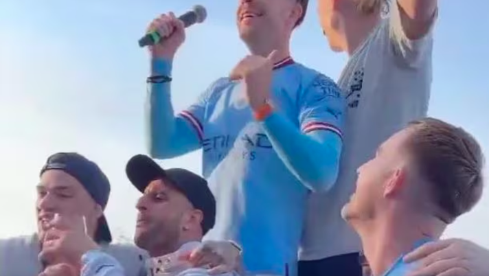 Champions, Grealish irrefrenabile: fa l’alba cantando con la maglia della partita Champions, Grealish irrefrenabile: fa l’alba cantando con la maglia della partita - immagine 1