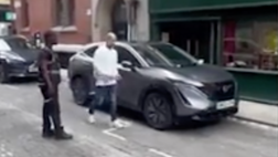 VIDEO / Guardiola multato, il vigile gli chiede una foto