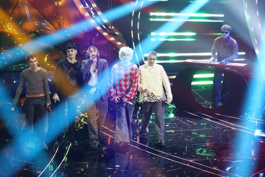 La Fiorentina sul palco di Sanremo. Chi sono i Bnkr44, i tifosi viola in gara- immagine 2