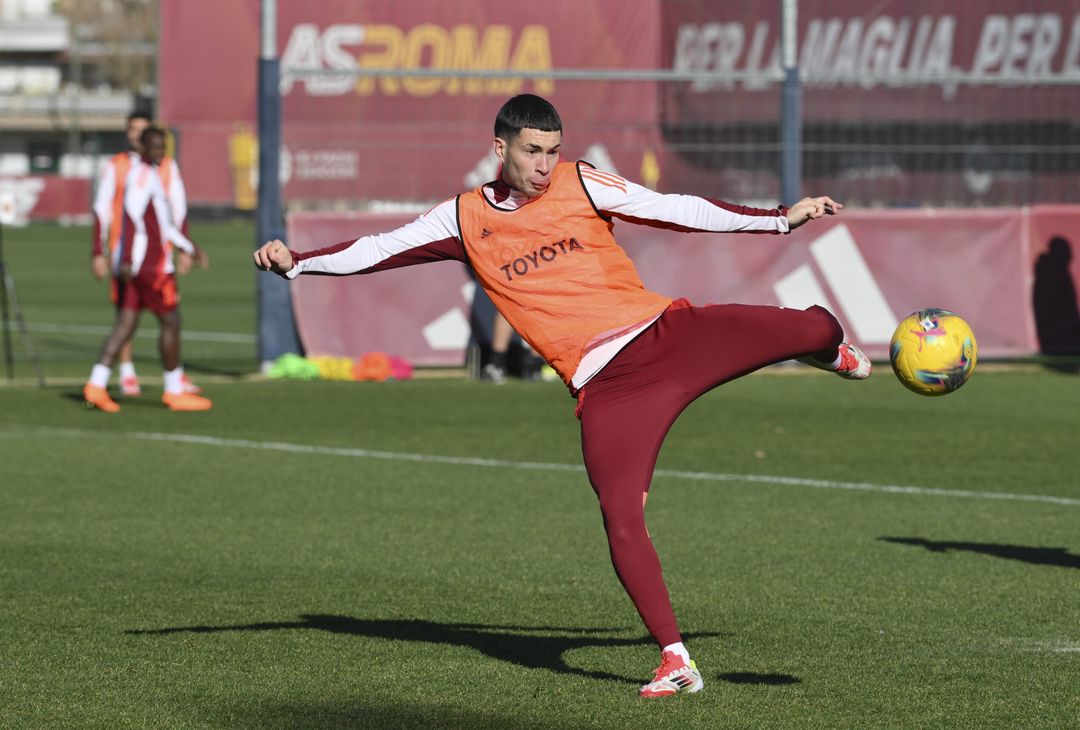 Roma in campo per preparare la sfida con il Genoa – FOTOGALLERY - immagine 17