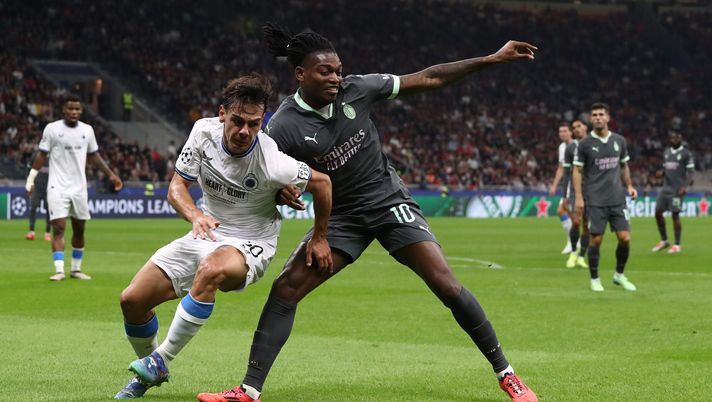 MILAN, ITALY - OCTOBER 22: Rafael Leao of AC Milan competes for the ball with Ardon Jashari of Club Brugge KV during the UEFA Champions League 2024/25 League Phase MD3 match between AC Milan and Club Brugge KV at Stadio San Siro on October 22, 2024 in Milan, Italy. (Photo by Marco Luzzani/Getty Images) jashari-calciomercato-intervista-dichiarazione-milan-xhaka-igli-tare-prezzo-cifre-brugge