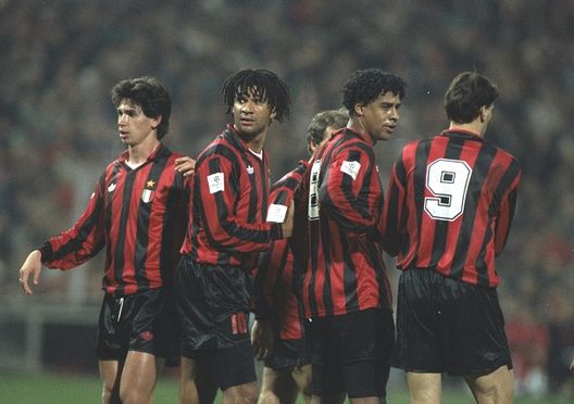 9 Dec 1992: AC Milan Players Demetrio Albertini, Ruud Gullit, Frank Rijkaard and Marco Van Basten form a wall in the European Cup match against PSV Eindhoven. AC Milan won the match 2-1. Mandatory Credit: Chris Cole/Allsport Milan e Real Madrid: il leggendario derby d’Europa- immagine 7