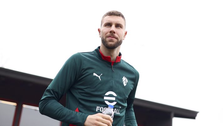 CAIRATE, ITALY - JANUARY 23: Strahinja Pavlovic of AC Milan looks on during an AC Milan Training Session at Milanello on January 23, 2026 in Cairate, Italy. (Photo by Giuseppe Cottini/AC Milan via Getty Images) Pavlović, il rinnovo del Milan contro le proposte della Premier League - immagine 1