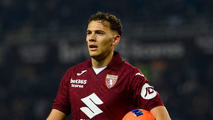 TURIN, ITALY - NOVEMBER 24: Kristjan Asllani of Torino FC reacts during the Serie A match between Torino FC and Como 1907 at Stadio Olimpico di Torino on November 24, 2025 in Turin, Italy. (Photo by Stefano Guidi - Torino FC/Torino FC 1906 via Getty Images) Torino, è Asllani il rigorista con Zapata in campo: Falcone ipnotizza il centrocampista - immagine 1