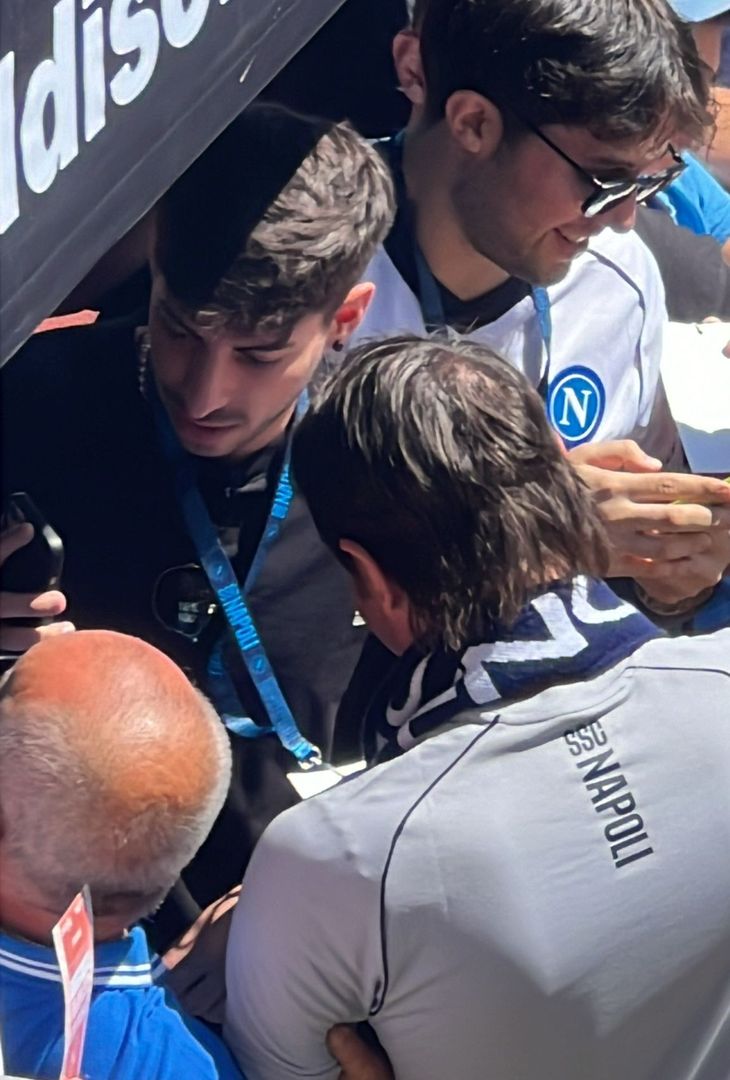 GALLERY Dimaro day 4, Conte idolo della folla: foto ed autografi a seduta conclusa - immagine 3