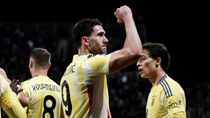 CAGLIARI, ITALY - FEBRUARY 23: Dusan Vlahovic of Juventus celebrates 0-1 goal during the Serie A match between Cagliari and Juventus at Sardegna Arena on February 23, 2025 in Cagliari, Italy. (Photo by Daniele Badolato - Juventus FC/Juventus FC via Getty Images) Juve, la Gazzetta dello Sport esalta Vlahovic. E c’è un altro 7 contro il Cagliari - immagine 1
