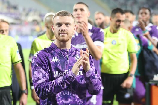 FLORENCE, ITALY - OCTOBER 2: Lucas Beltrán of ACF Fiorentina greets the fans after during the Serie A TIM match between ACF Fiorentina and Cagliari Calcio at Stadio Artemio Franchi on October 2, 2023 in Florence, Italy. (Photo by Gabriele Maltinti/Getty Images) Perchè Italiano ha scelto Beltran? Un motivo calcistico e uno mentale- immagine 2