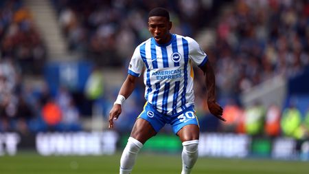 BRIGHTON, ENGLAND - APRIL 26: Pervis Estupiñán of Brighton & Hove Albion in action during the Premier League match between Brighton & Hove Albion FC and West Ham United FC at Amex Stadium on April 26, 2025 in Brighton, England. (Photo by Bryn Lennon/Getty Images) mercato-milan-nomi-estupinan-jashari-pubill-rassegna-allegri-leao-partita