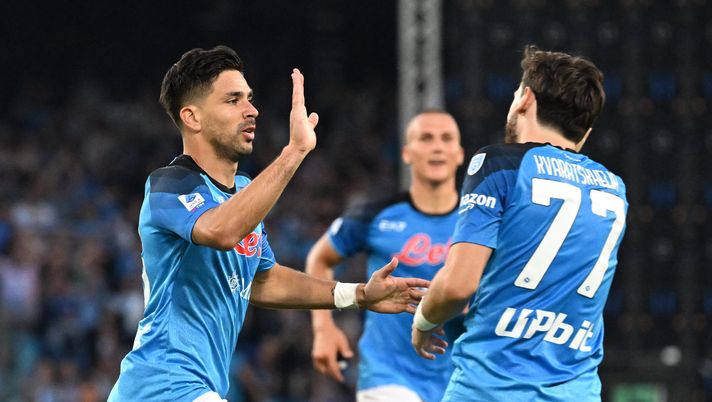 NAPLES, ITALY - JUNE 04: Giovanni Simeone of SSC Napoli celebrates with teammate Khvicha Kvaratskhelia after scoring the team's second goal during the Serie A match between SSC Napoli and UC Sampdoria at Stadio Diego Armando Maradona on June 04, 2023 in Naples, Italy. (Photo by Francesco Pecoraro/Getty Images) Lazio, se parte Immobile Sarri vuole Simeone: pronto l’affondo - immagine 1