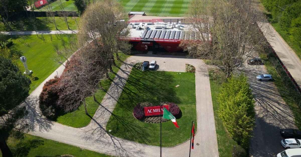 le porte di milanello aprono al pubblico rossoneri davanti ai tifosi in vista di napoli milan da Pianetamilan.it le porte di milanello aprono al pubblico rossoneri davanti ai tifosi in vista di napoli milan