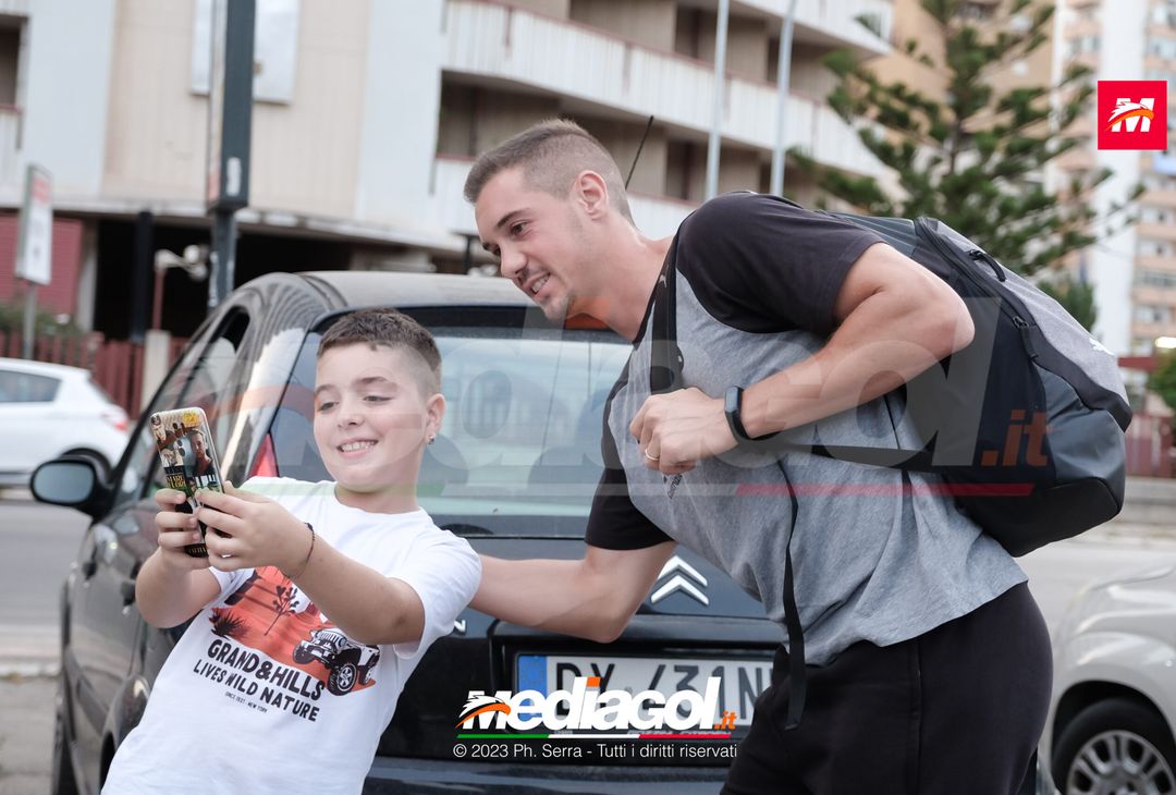 FOTO PALERMO: i giocatori rosanero scattano selfie con i tifosi (GALLERY) - immagine 3