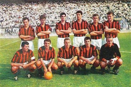 La maglia di Milan-Sampdoria 2-3 del settembre 1961, che cambierà la settimana dopo nel derby vinto 3-1 dai rossoneri con le strisce verticali più strette maglia
