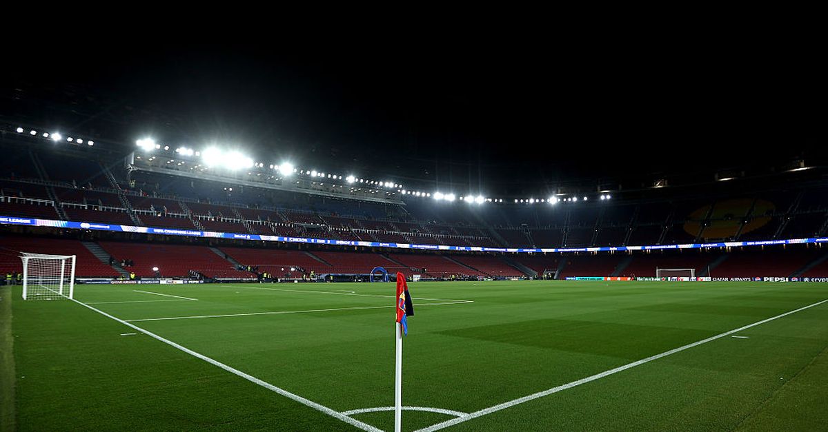 Il nuovo Camp Nou fa acqua da tutte le parti: spettatori bagnati nonostante le coperture