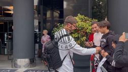 Derby Inter-Milan, Gabbia firma autografi ai tifosi fuori dal Melià | VIDEO