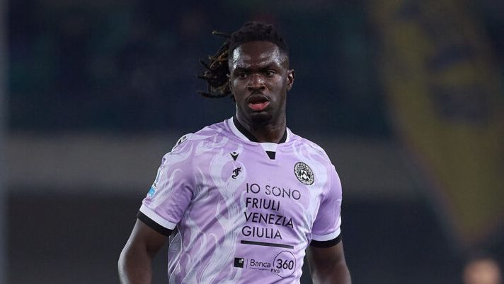 VERONA, ITALY - JANUARY 04: Oumar Solet of Udinese Calcio runs with the ball during the Serie A match between Verona and Udinese at Stadio Marcantonio Bentegodi on January 04, 2025 in Verona, Italy. (Photo by Emmanuele Ciancaglini/Getty Images) Udinese, Solet sorpresa all’asta: un altro 7. Gazzetta: “Dribbla da trequartista: leone” - immagine 1