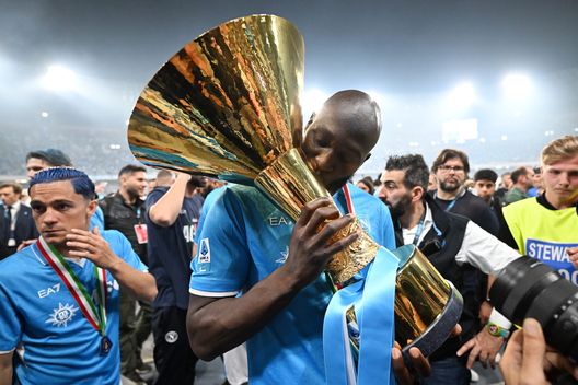 Romelu Menama Lukaku Bolingoli bacia il trofeo dello Scudetto appena conquistato con il Napoli (vs Cagliari, 23 maggio 2025) “Il Mondiale non mi basta”: perché il matrimonio tra Lukaku e Napoli non s’ha più da fare- immagine 2