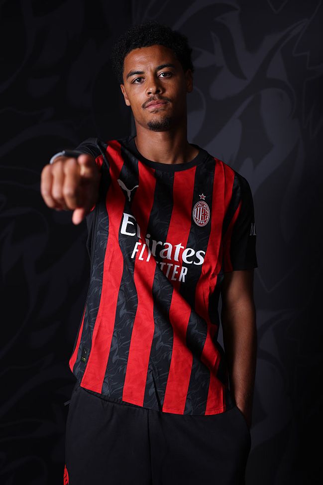 MILAN, ITALY - AUGUST 12: (EDITOR'S NOTE: This image has been retouched.) AC Milan New Signing Koni De Winter poses for the official pictures at Casa Milan on August 12, 2025 in Milan, Italy. (Photo by Sara Cavallini/AC Milan via Getty Images) koni-de-winter-intervista-milan-tv