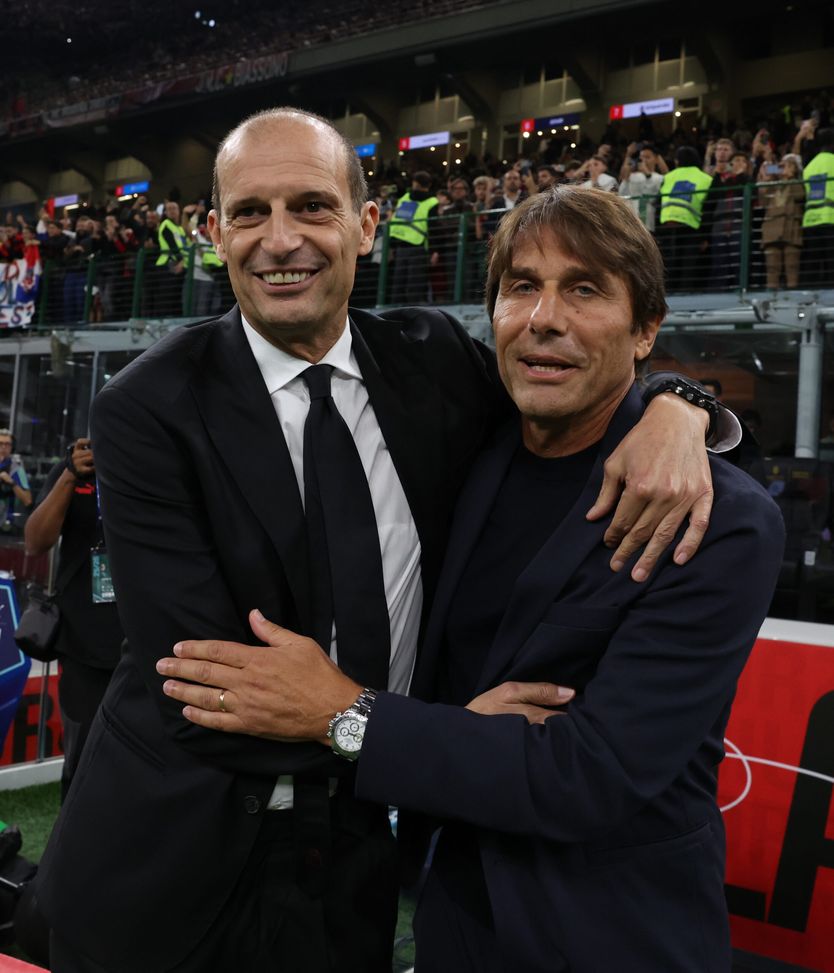 Massimiliano Allegri e Antonio Conte lo scorso 28 settembre a San Siro per Milan-Napoli (Photo by Claudio Villa/AC Milan via Getty Images) Sosta, Conte allena da remoto: Allegri no, sul campo a Milanello...