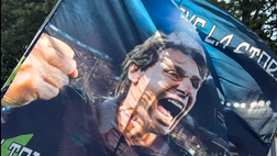 Una bandiera speciale per Conte, due tifosi azzurri esaltano il comandante azzurro