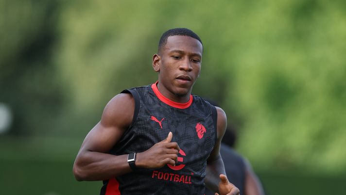 CAIRATE, ITALY - AUGUST 25: Pervis Estupianian of AC Milan in action during AC Milan training session at Milanello on August 25, 2025 in Cairate, Italy. (Photo by Claudio Villa/AC Milan via Getty Images) Milan: si ferma Estupinan, le condizioni di Pulisic e il rientro di Jashari - immagine 1